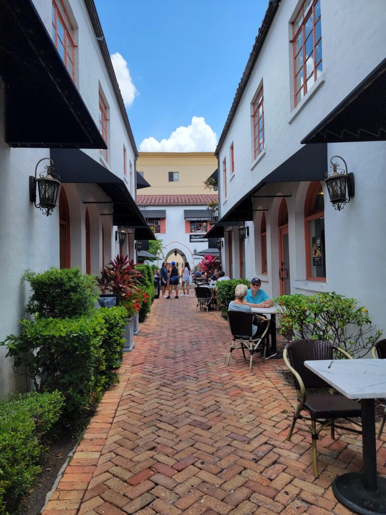 Essa rua linda é em Orlando, acredita? Essa cidade vai muito além dos parques da Disney.